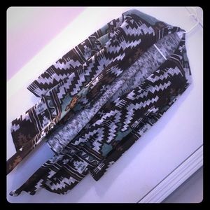Asymmetric cardigan with Aztec print.
